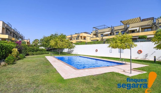 3 bedroom penthouse, with communal pool and parking, 500m from the beach.