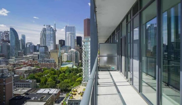 3 Bedroom Penthouse w/Skyline View + Free Parking