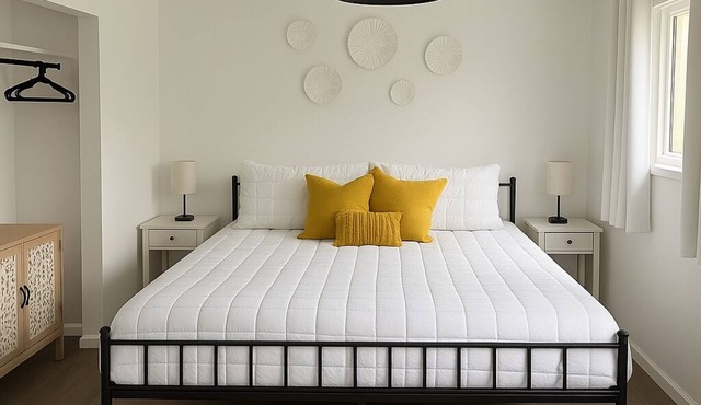 3-bedroom pet friendly home in Madison walking distance to beach & winery