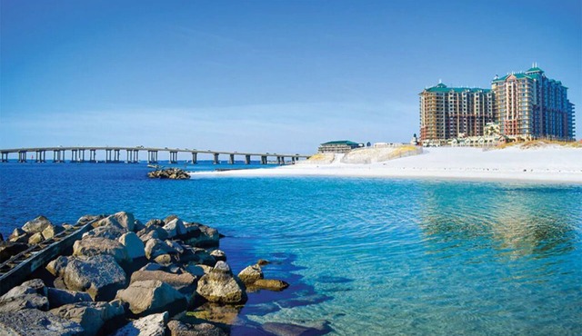 3 Bedroom Plus Presidential Condo in Destin at Emerald Grande Resort! Sleeps 8!