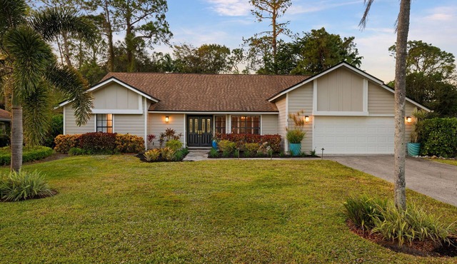 3 bedroom pool homes less than 5 miles to downtown and beaches and pickleball