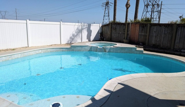 3-bedroom pool house in amazing Ontario with WiFi, AC. Start your getaway now