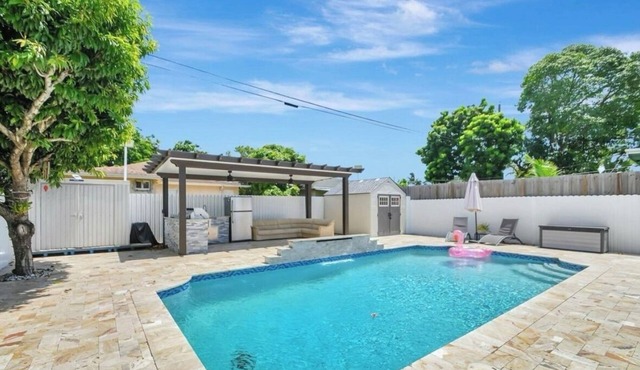 3 bedroom pool house in beautiful West Palm Beach with WiFi, AC. Near Airport!
