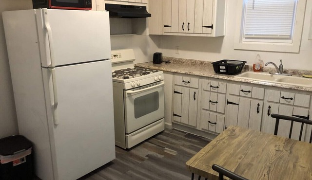 3-bedroom private apartment EWR 15-minutes away