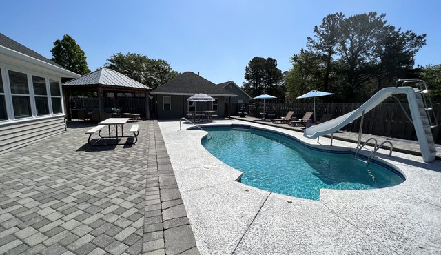 3 bedroom, private heated pool, hot tub & less than 20 minutes from the beaches!