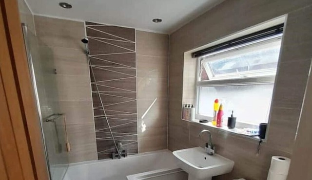 3 bedroom property in Newcastle under lyme