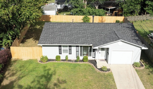 3 Bedroom Ranch - Hot Tub - Pet and Kid Friendly - Fenced Yard - High Speed WIFI