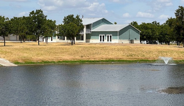 3 Bedroom Ranch-house with a Private Lake. Swim/Fish/Kayak
