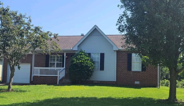 3 bedroom ranch on the pond, close to Downtown & Old Hickory Lake. Pool.