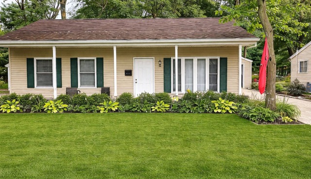 3 bedroom Ranch w/EV Plug. Blocks From ISU