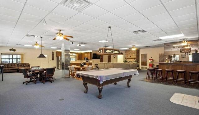 3-bedroom resort in delightful Winnsboro with bar, pool table, shuffleboard