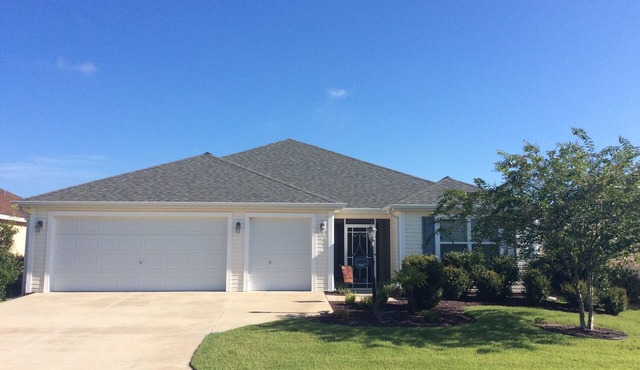3-Bedroom Retreat near Brownwood Paddock Park: Your Ideal Villages Getaway