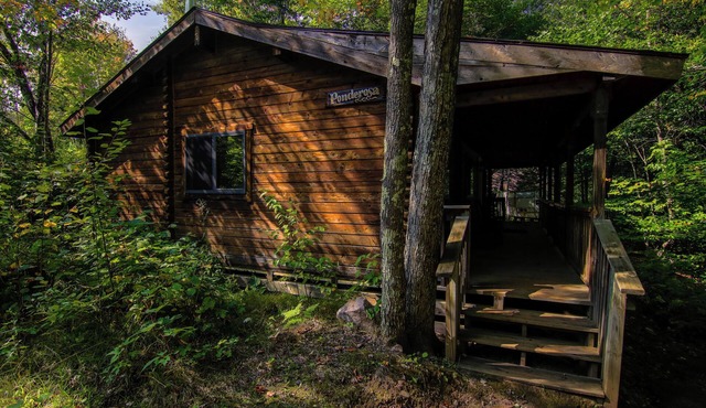 3-bedroom Riverfront Cabin close to outdoor adventure