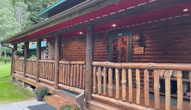 3-bedroom rustic cabin on 3.5 acres in Naples with cool AC for relaxing stays
