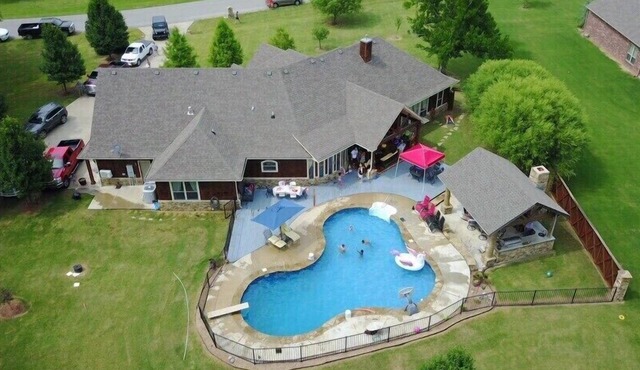 3-bedroom Rustic Charm Home Outdoor Kitchen, pool. Hot Tub + 2 fireplaces