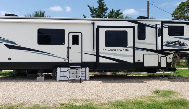 3-bedroom RV in charming Dark Island Perry Fl with AC, WiFi. Enjoy a cozy stay