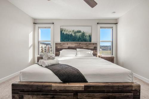 3 Bedroom Sage House with AC, Driveway Parking, King Bed & More