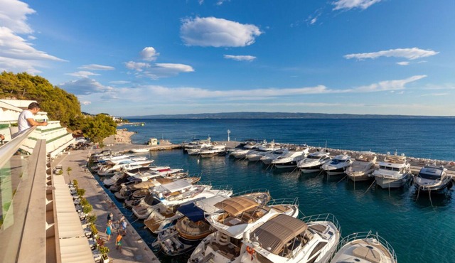 3-bedroom Santa Barbara Yacht in charming Podstrana with AC, WiFi , Flat TVn