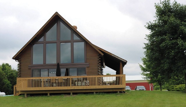 3 bedroom secluded Lodge, close to Canandaigua