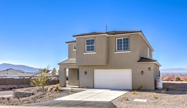 3-bedroom - Sleeps 9 - Full Strip Views - Private Home