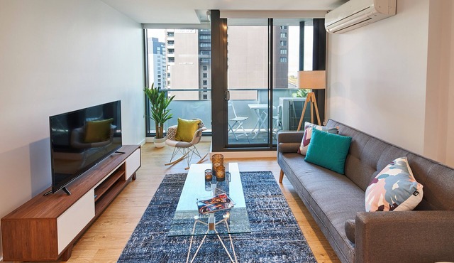 3-bedroom Southbank Apartment: Walk to Crown Casino, Eureka Tower, & QV Garden
