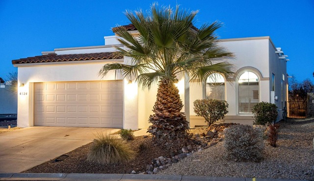 3 bedroom Southwestern Retreat w/Firepit, Turf Yard & Community Pool