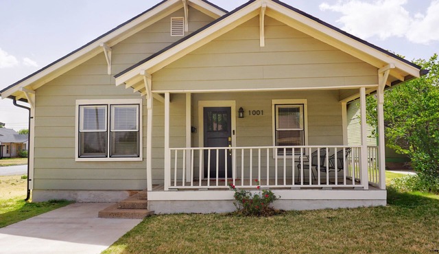 3-bedroom spacious house in Plainview close to town’s University and hospital.