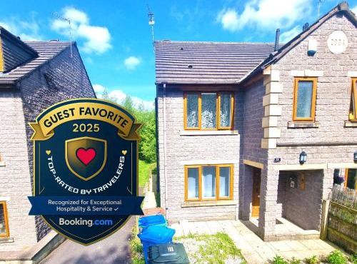 3 Bedroom Spacious Modern Comfortable Home in Rochdale, Work, Relax, Explore Manchester, Oldham, Bury