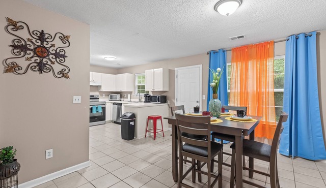 3-bedroom Spectacular Quiet Townhome with Modern Comfort