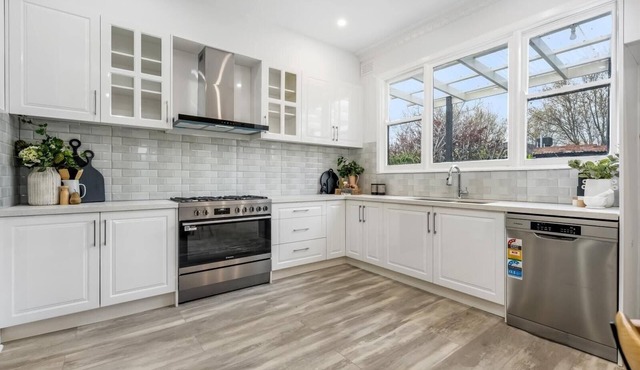 3 bedroom stylish home | Free parking | Close to bars, cafes and parks