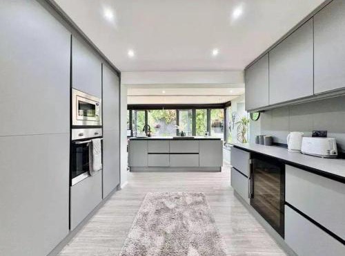 3 bedroom stylish house - Quiet & Central with free parking