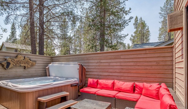 3 Bedroom Sunriver Beauty Has Fireplace, Hot Tub, Two Decks & SHARC passes
