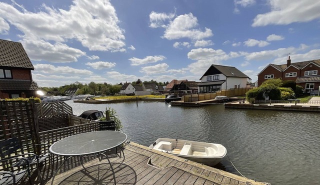 3 Bedroom Swan Cottage In Wroxham, Norfolk, Norfolk Broads, England