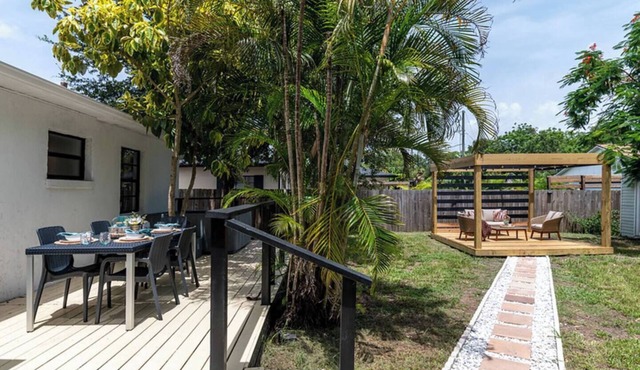 3 Bedroom Tampa Home with AMAZING HOT TUB!