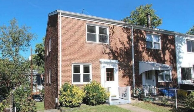 3 bedroom tounhouse near King Street metro