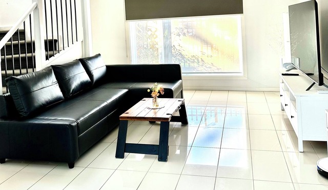 3-bedroom townhome in lovely St Albans, close to Melbourne airport with WiFi, AC