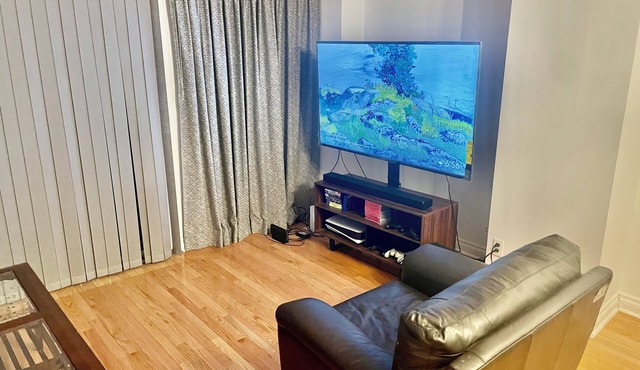 3 bedroom townhome, close to square one, airport, and downtown