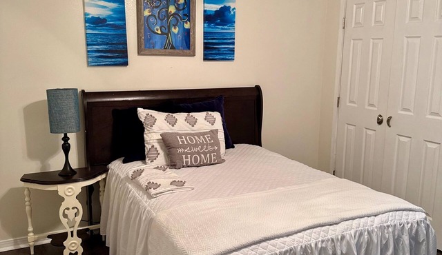 3-bedroom townhome Destrehan neighborhood just 10 minutes from NOLA airport.