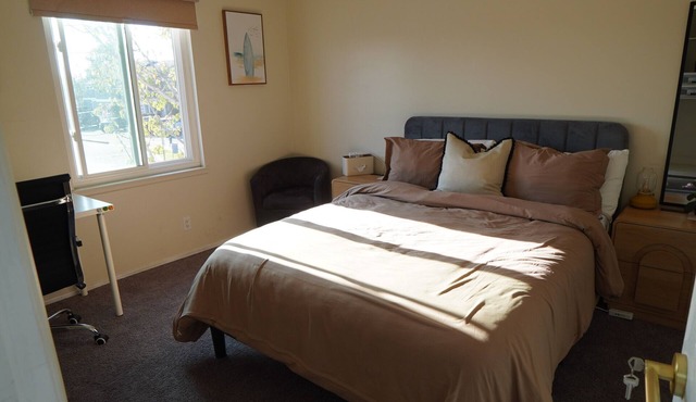 3-bedroom townhome in peaceful Costa Mesa with garage