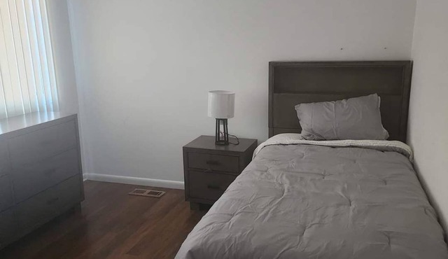 3-bedroom townhome in delightful Germantown with WiFi, AC, Heat, free parking