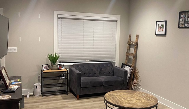 3-bedroom townhome in awesome Ankeny with WiFi, fitness room, AC