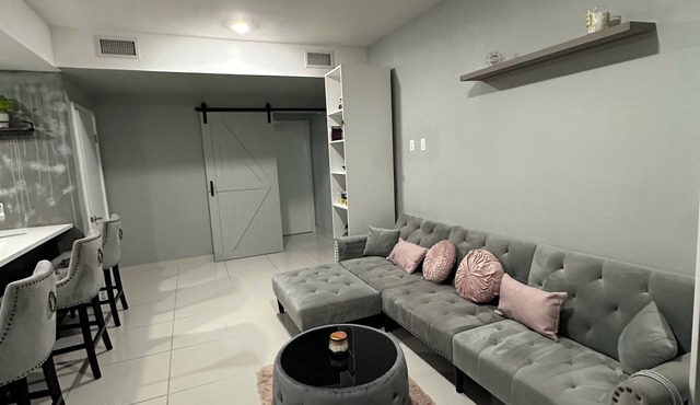 3-bedroom townhome in charming Naranja with AC, WiFi