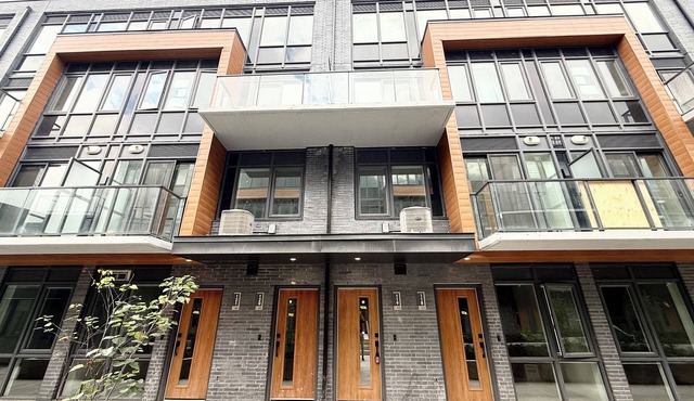 3-bedroom townhome in nice, quiet Toronto area, also with AC,stairs and bike!