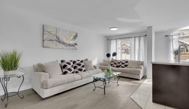 3-bedroom townhome in charming Ottawa with AC, WiFi. Enjoy your stay