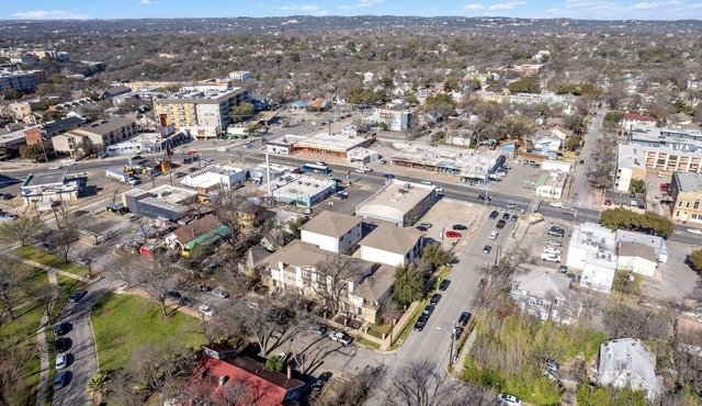 3-bedroom townhome in charming Austin with AC/balcony/UT West walkable