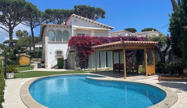 3-bedroom townhome in enchanting S'Agaró with AC comfort