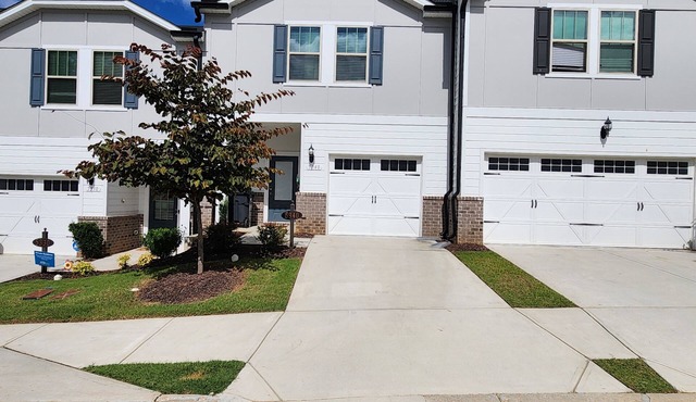 3-bedroom townhome in nice Lilburn with WiFi, AC. Enjoy your stay