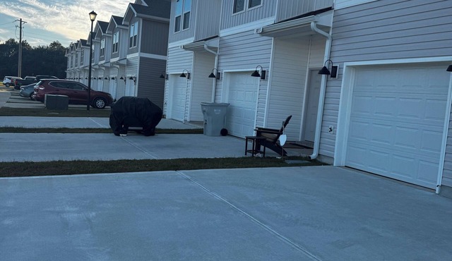 3-bedroom townhome in superb Milton with cool AC