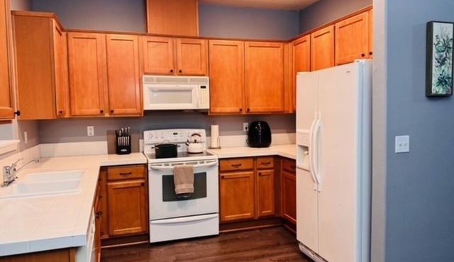 3-bedroom townhome in delightful Beaverton with WiFi, AC