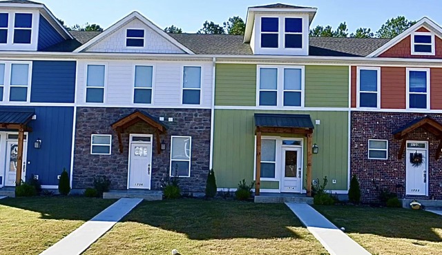 3-bedroom townhome in charming Cleveland: central air, WiFi, cable. Gorgeous!